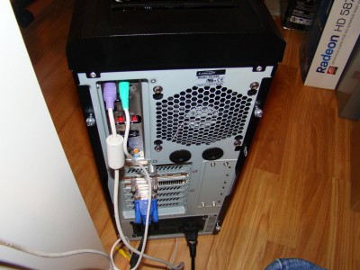 vue arriere de mon boitier , on voi mon cable VGA avec un adatateur vga dvi .