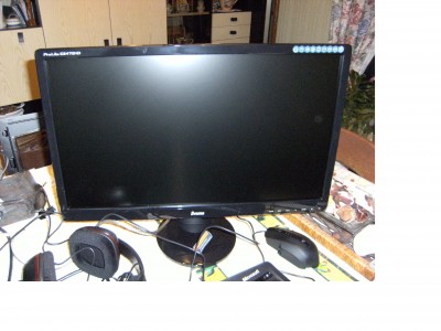 iiyama prolite E2472 HD branché en HDMI.<br />J'ai pris ce 24&quot; parce que je n'ai jamais étais déçu par cette marque, malgré le fait que je voulais un peu plus en format (26-27&quot;).