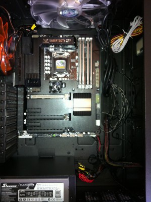 Cm Sabertooth Z77 en place avec les 4 barrettes de ram, les couleurs vont bien ensemble ! !