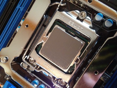 photo 3.JPG (2.82 Mio) Vu 1148 fois La j'avais tres peur,mais ça c'est bien passer,mise en place de la pate thermique Artic silver 5