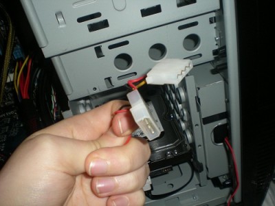 est ce que je dois brancher les deux machins des ventilos ? ou uniquement un ?