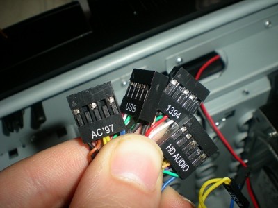 il y'en a un des 4, 3 sur la carte mere sont bleu, 1 blanc et un noir ...