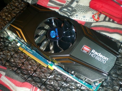 Mon magnifique bijoux !<br />Rien à dire sur cette carte graphique les performances sont vraiment au rendez vous !<br />Sapphire HD 6870